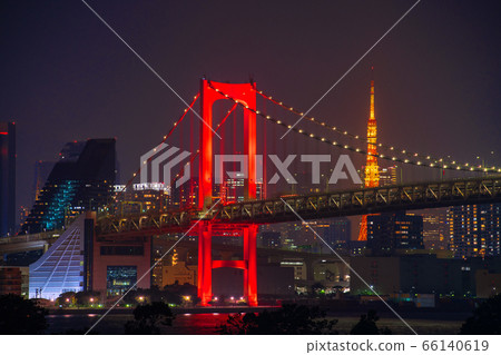 激活“東京警報”時,日本東京城市景觀的東京彩虹橋以紅色點亮 激活“東京警報”時,日本東京城市景觀的東京彩虹橋以紅色點亮 66140619