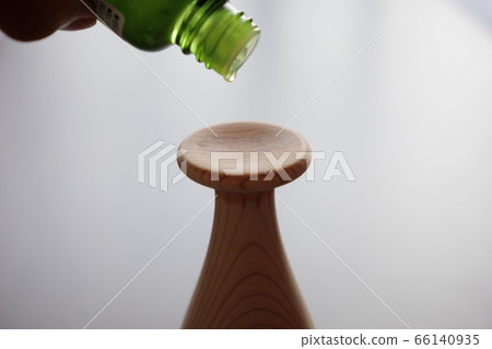 將香精油滴在木製的擴散器上 66140935