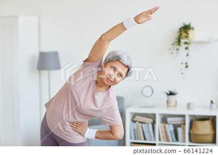 Senior woman exercising at home 66141224