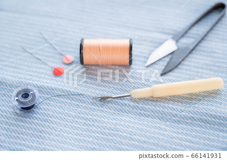 Ripper, bobbin case and scissors Ripper, bobbin case and scissors 66141931