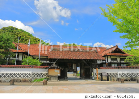 [Shimane] Tsuwano Town Hall with fresh greenery Tsuwano Government Building 66142583