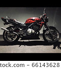 一輛摩托車 66143628