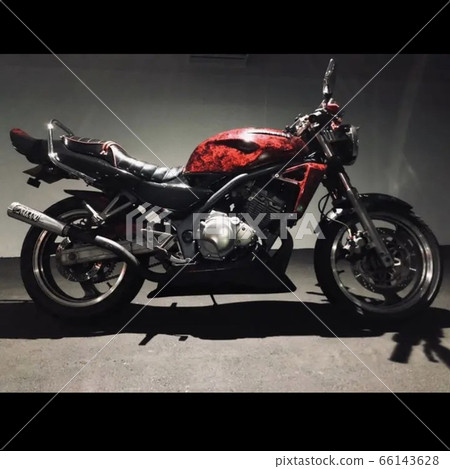一輛摩托車 66143628
