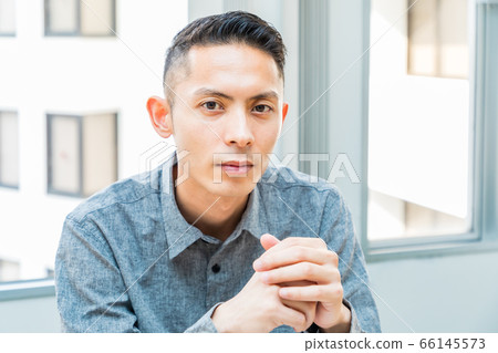 使用個人計算機的商人 使用個人計算機的商人 66145573