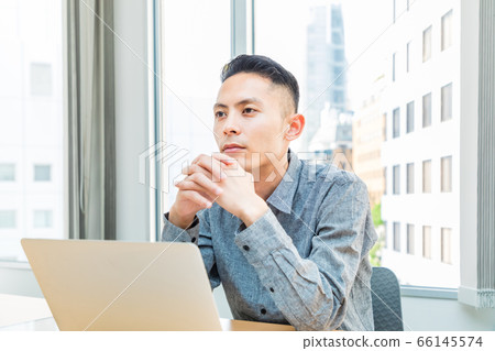 使用個人計算機的商人 使用個人計算機的商人 66145574