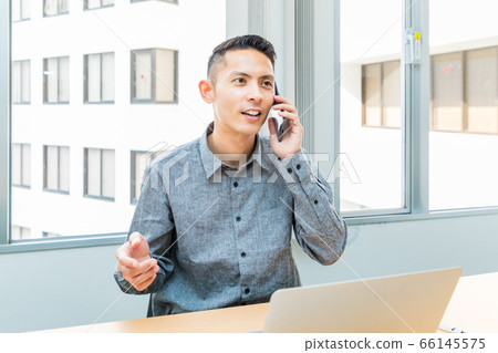 使用個人計算機的商人 使用個人計算機的商人 66145575