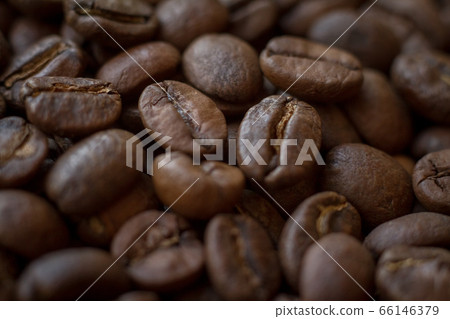 Extremely close-up background roasted coffee beans 66146379