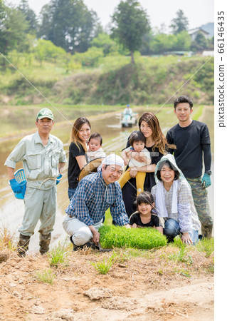 三代支持日本農業的大家庭 三代支持日本農業的大家庭 66146435