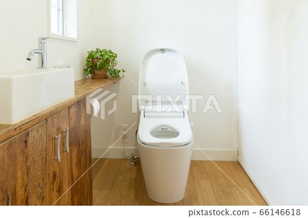 帶窗戶的明亮廁所 66146618