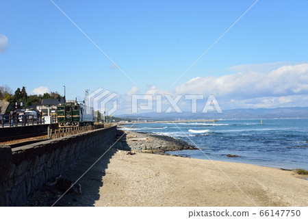 JR長見線上的火車沿著Amaharashi海岸線在蔚藍的大海和藍天下行駛 66147750