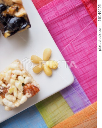 瓷盤中的松子仁 66149403