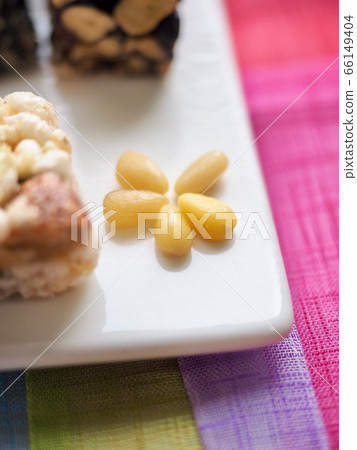 瓷盤中的松子仁 66149404