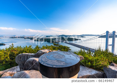 初夏的“岡山縣”藍天中的瀨戶大橋“從和山” 66149467