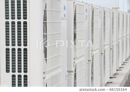 超市外面安裝了許多室外空調 66150164