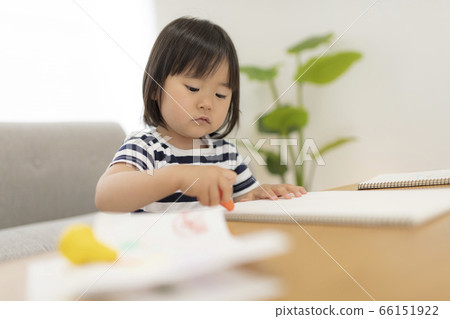 3歲女孩在客廳裡畫 66151922