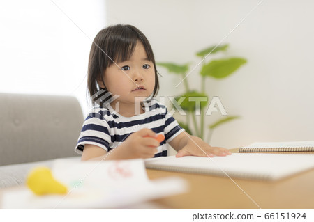 3-year-old girl drawing in the living room 66151924