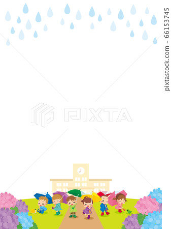 孩子們在雨天穿著繡花雨衣和撐著傘在繡球花學校前面 66153745