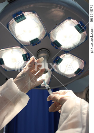 準備在醫院手術室燈光下進行注射 66154072