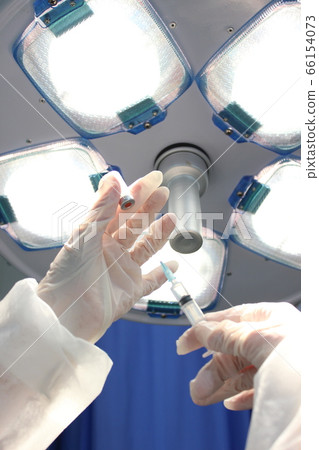 準備在醫院手術室燈光下進行注射 66154073