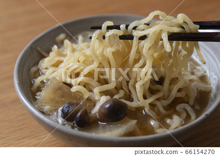Ramen stewed in a pot 66154270