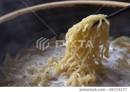 Ramen stewed in a pot 66154277