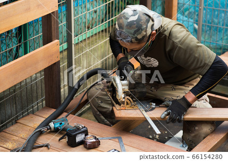 Carpenter who makes wood deck 66154280