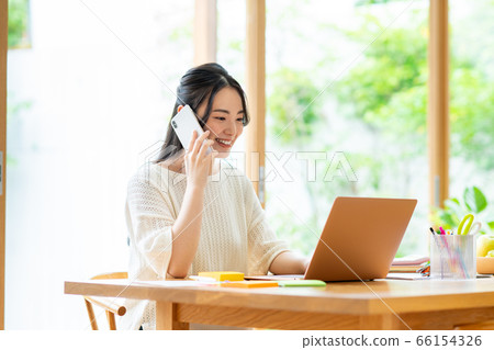 遠程辦公的年輕女子打電話 遠程辦公的年輕女子打電話 66154326