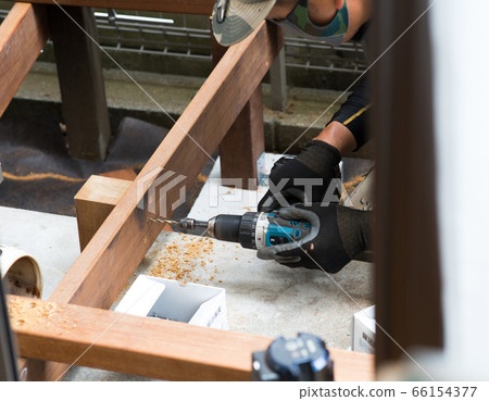 Carpenter who makes wood deck 66154377