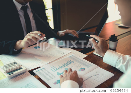 Group of business people analysis summary graph Group of business people analysis summary graph 66154454