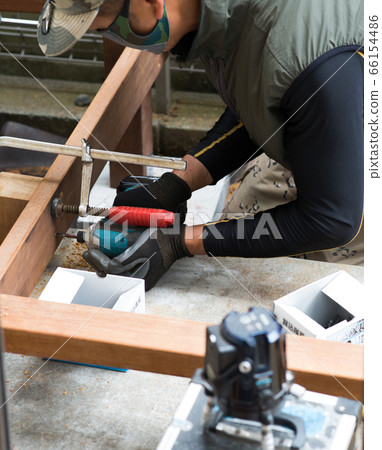 Carpenter who makes wood deck Carpenter who makes wood deck 66154486