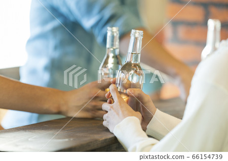 男女團體在酒吧櫃檯聊天 男女團體在酒吧櫃檯聊天 66154739