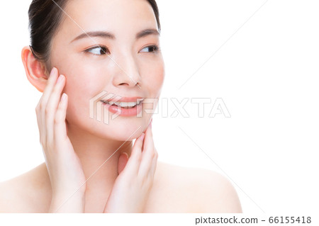 美女白背上擺姿勢 66155418