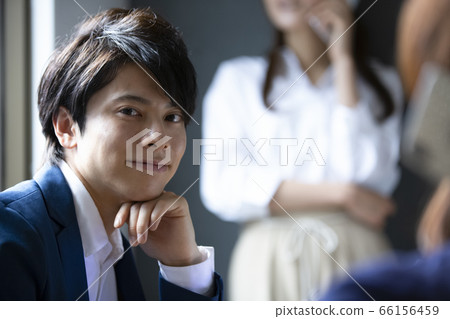 年輕商人在工作 66156459