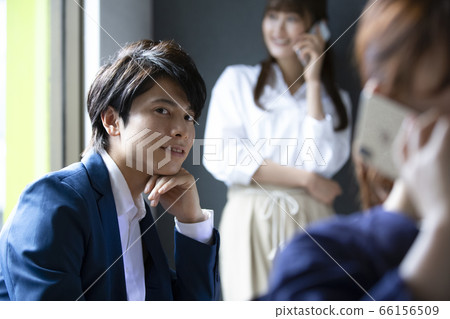 年輕商人在工作 年輕商人在工作 66156509