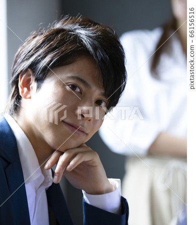 年輕商人在工作 66156516