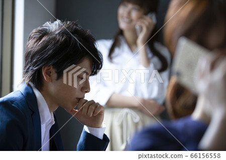 年輕商人在工作 66156558