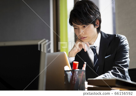 看個人計算機的商人 66156592