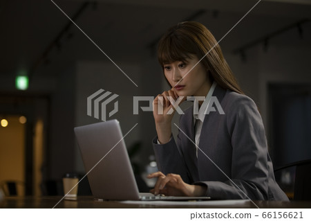 在辦公室工作的婦女 66156621