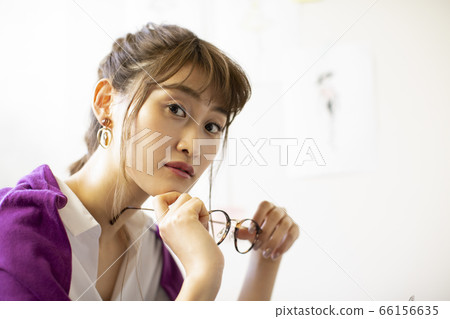 拿著眼鏡的婦女 拿著眼鏡的婦女 66156635