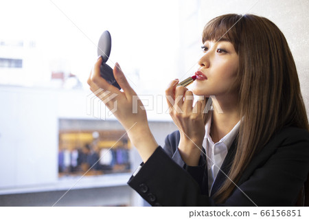 A woman to make up A woman to make up 66156851