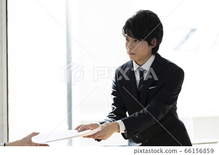 遞文件的商人 66156859