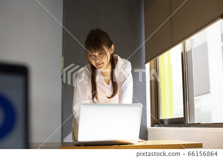 在辦公室工作的婦女 在辦公室工作的婦女 66156864