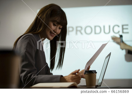 在辦公室工作的婦女 66156869