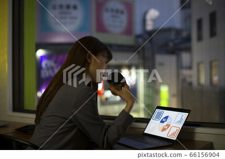 在窗台上工作的女士 在窗台上工作的女士 66156904
