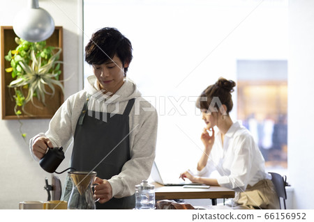 Man brewing coffee 66156952