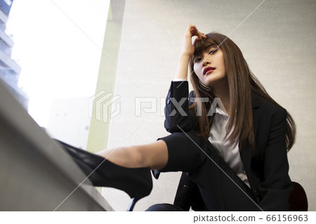 一個女人坐在窗邊 66156963