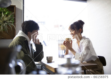 Men and women relaxing in a cafe 66156975