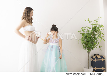 孕婦和穿裙子的女孩的畫像 66159050