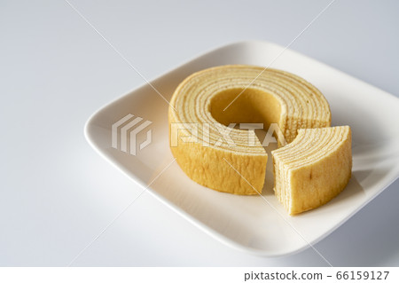 Baumkuchen cut [white background] 66159127