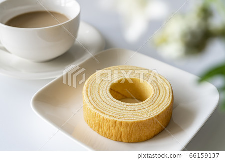 Baumkuchen和Cafe Latte [白色背景]-照片素材（圖片） [66159137 